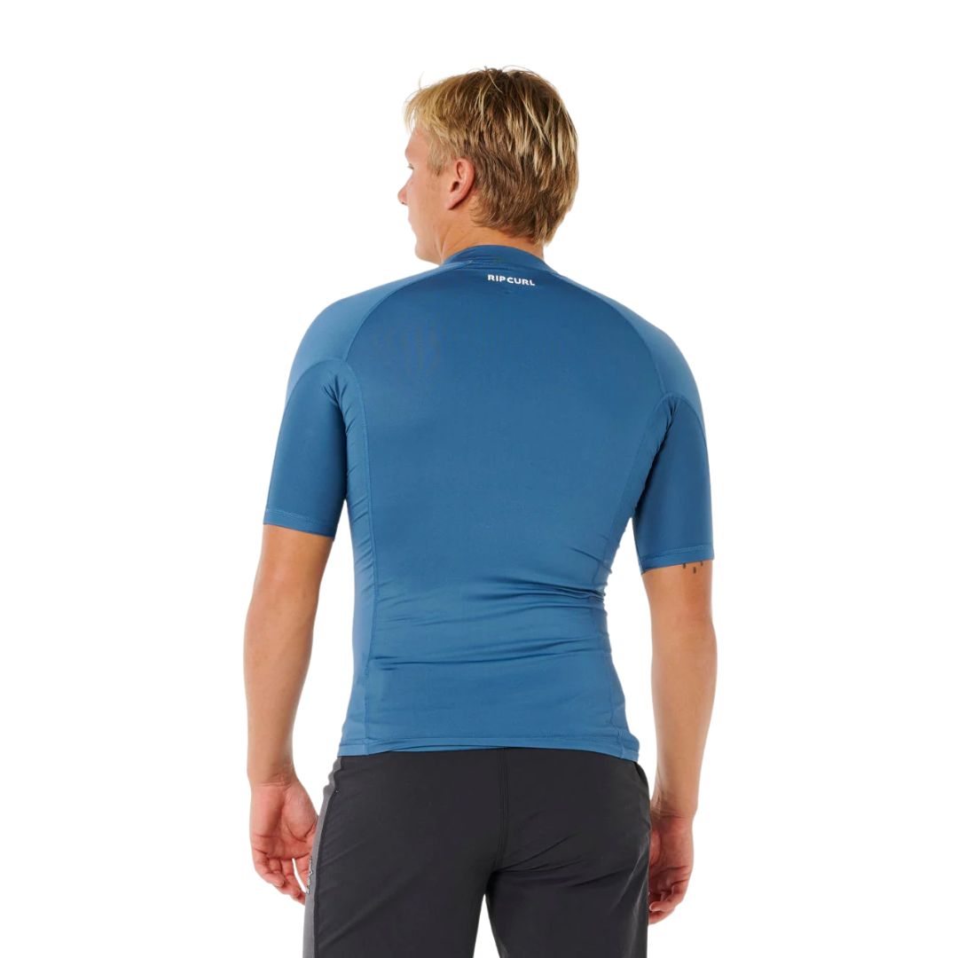 Rip Curl Waves UPF Performance S/S rashguard manga corta Bluefin vista frontal lateral logo Rip Curl en pecho.