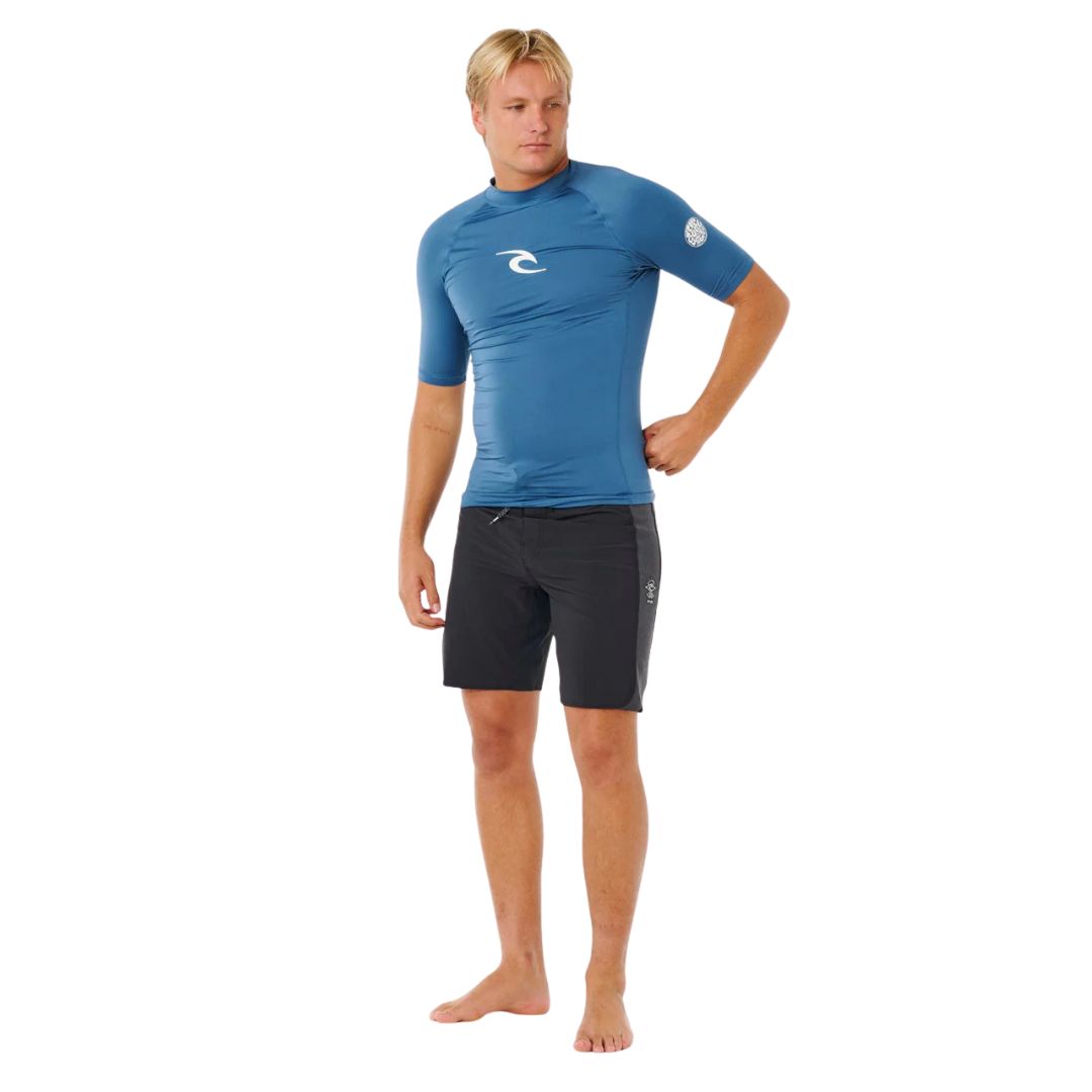 Rip Curl Waves UPF Performance S/S camiseta surf técnica Bluefin vista trasera ajuste performance fit.