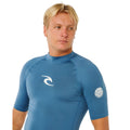 Detalle Rip Curl Waves UPF Performance S/S camiseta técnica Bluefin costuras flatlock y logo en pecho.
