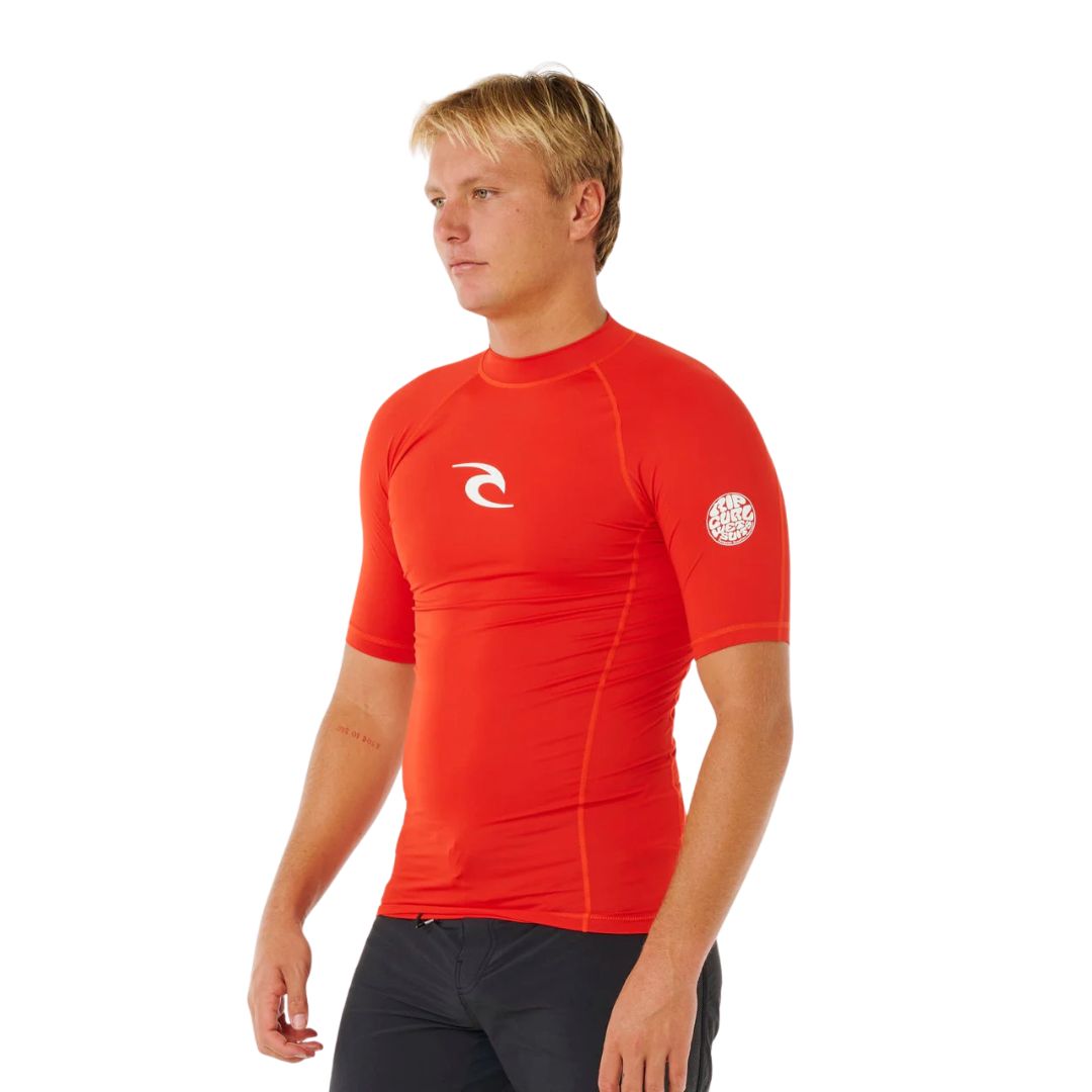 Rip Curl Waves UPF Performance S/S camiseta técnica surf Lava Red vista lateral costuras flatlock y ajuste ceñido.