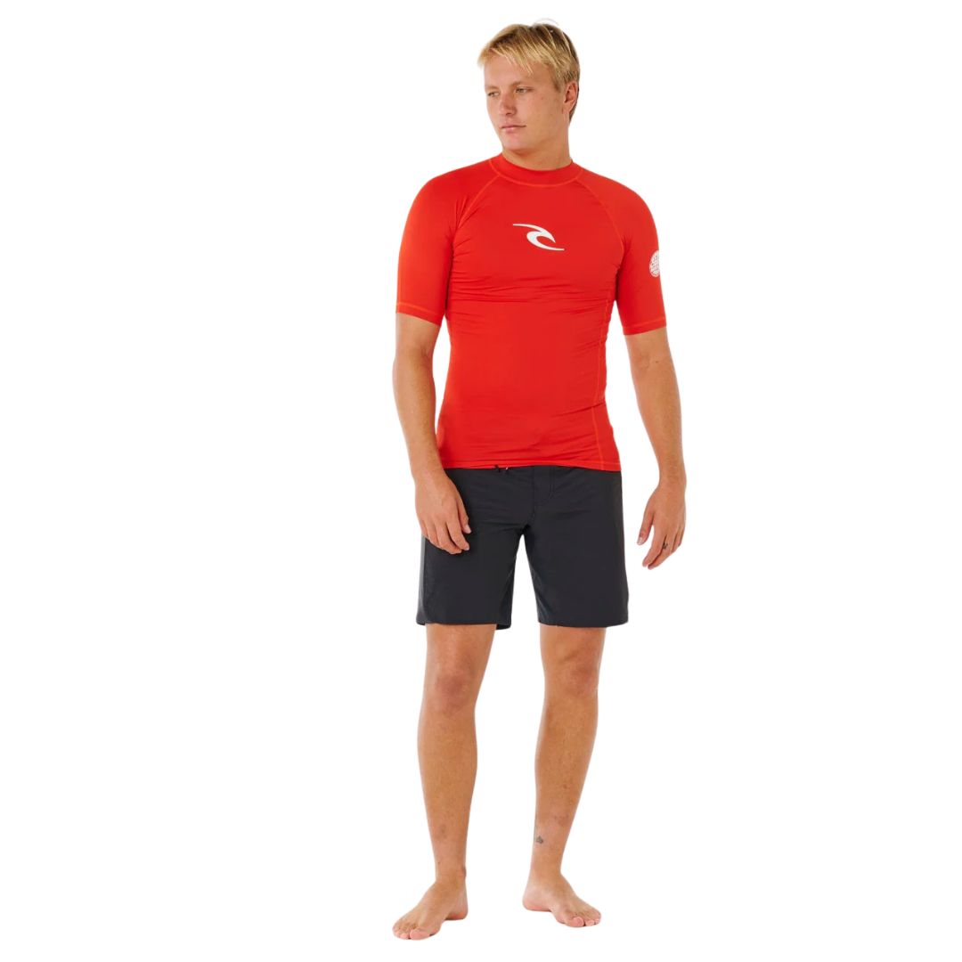 Rip Curl Waves UPF Performance S/S camiseta surf técnica Lava Red manga corta ajuste performance fit vista completa.