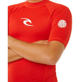 Detalle Rip Curl Waves UPF Performance S/S rashguard manga corta Lava Red logo Rip Curl en pecho y manga.