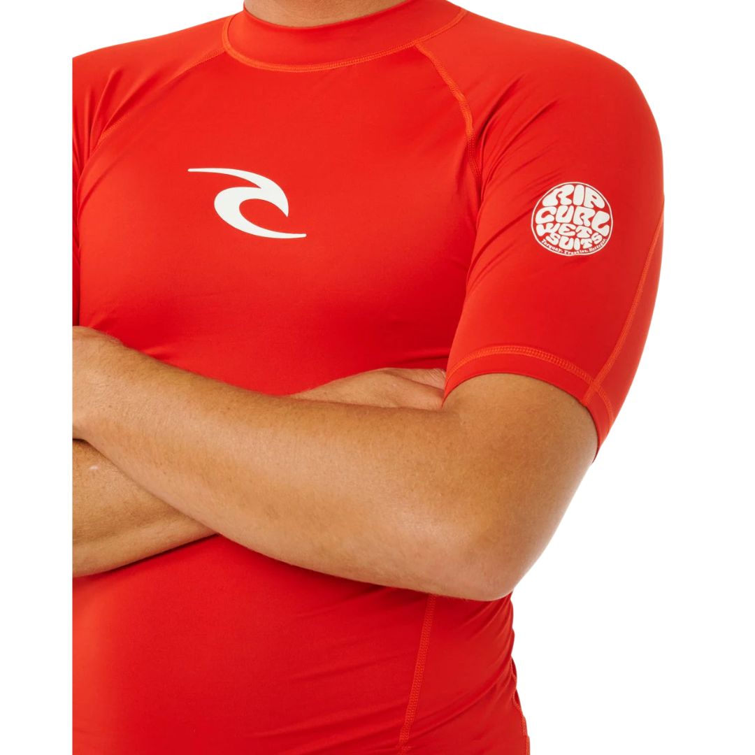Detalle Rip Curl Waves UPF Performance S/S rashguard manga corta Lava Red logo Rip Curl en pecho y manga.