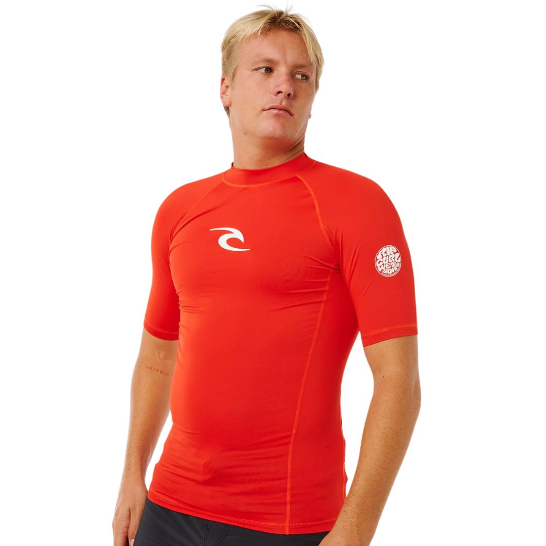 Rip Curl Waves UPF Performance S/S camiseta técnica surf Lava Red protección solar UPF50 vista frontal.