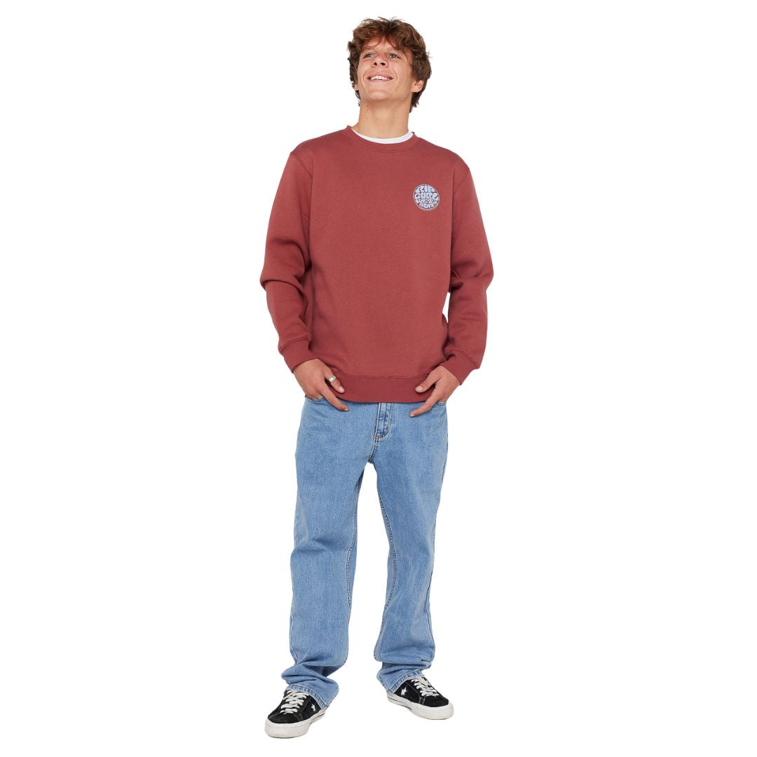 Sudadera Rip Curl Wetsuit Icon Crew apple butter, modelo masculino de pie en vista frontal completa.