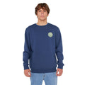 Sudadera Rip Curl Wetsuit Icon Crew light navy, modelo masculino en pose frontal con logotipo en el pecho.