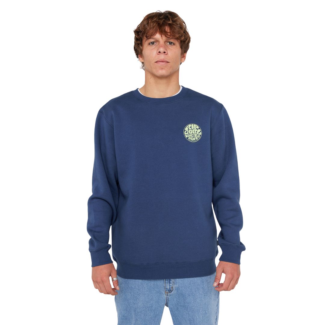Sudadera Rip Curl Wetsuit Icon Crew light navy, modelo masculino en pose frontal con logotipo en el pecho.