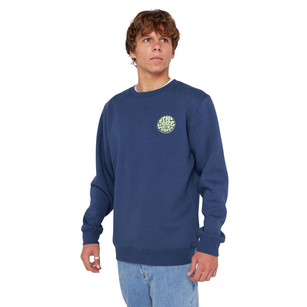 Vista lateral de la sudadera Rip Curl Wetsuit Icon Crew light navy, con ajuste casual y cuello redondo.
