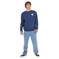 Sudadera Rip Curl Wetsuit Icon Crew light navy, modelo masculino de pie en vista frontal completa.
