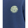Detalle del logotipo Rip Curl Wetsuits estampado en la sudadera Wetsuit Icon Crew en color light navy.