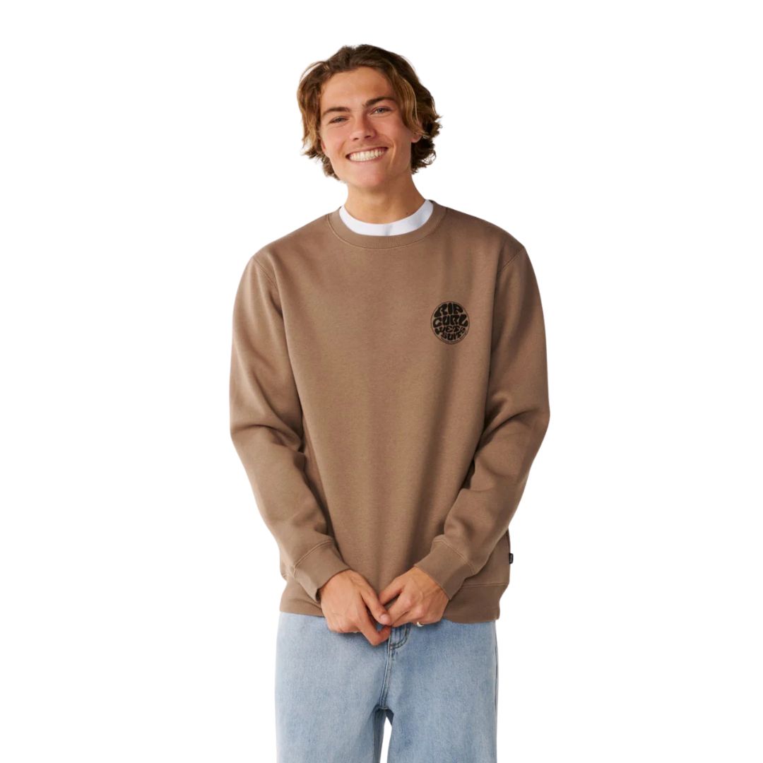 Vista frontal de la sudadera Rip Curl Wetsuit Icon Crew Walnut para hombre con logotipo negro en el pecho sobre modelo.