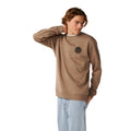 Sudadera Rip Curl Wetsuit Icon Crew Walnut para hombre con logotipo circular negro en el pecho, vista frontal lateral sobre modelo