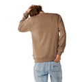 Parte trasera de la sudadera Rip Curl Wetsuit Icon Crew Walnut para hombre, diseño liso de cuello redondo sobre modelo.