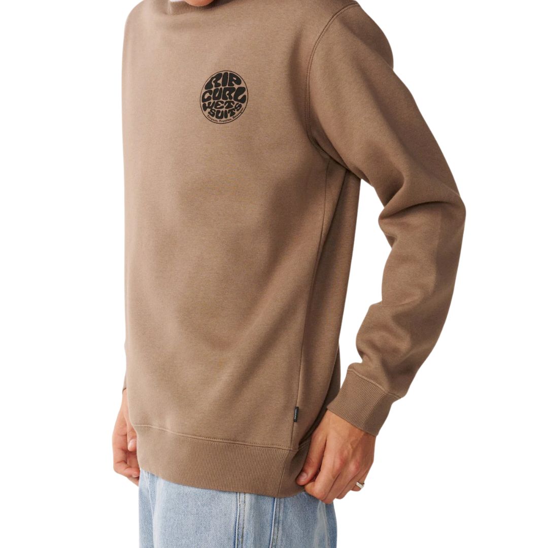 Detalle del logotipo circular negro de la sudadera Rip Curl Wetsuit Icon Crew Walnut para hombre sobre el pecho.