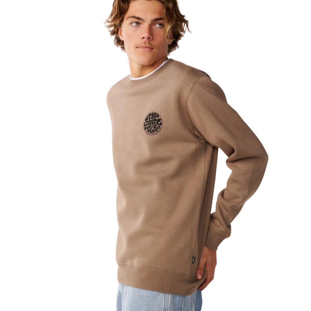 Primer plano de modelo vistiendo la sudadera Rip Curl Wetsuit Icon Crew Walnut de cuello redondo con logotipo en el pecho.