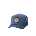 Gorra Rip Curl Wetsuit Icon Trucker azul marino con visera curva y logotipo Rip Curl en tonos cálidos.