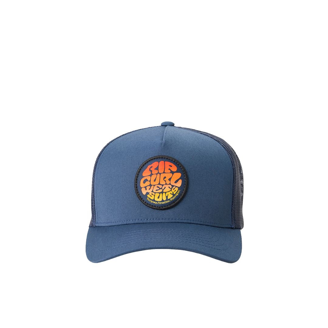 Gorra trucker Rip Curl Wetsuit Icon azul marino con rejilla trasera y logotipo bordado en el panel frontal.