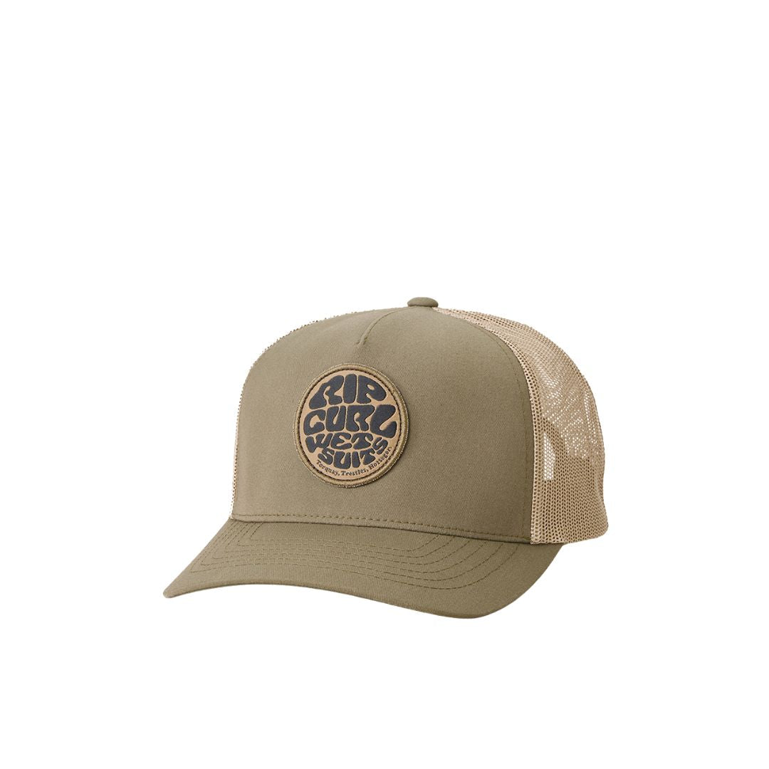 Gorra Rip Curl Wetsuit Icon Trucker verde oliva con visera curva y parche frontal bordado.
