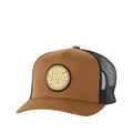 Gorra trucker Rip Curl Wetsuits en color mostaza, vista frontal en ángulo con el parche circular bordado del logo Rip Curl Wetsuits Torquay Trestles Hossegor y la malla trasera negra transpirable.