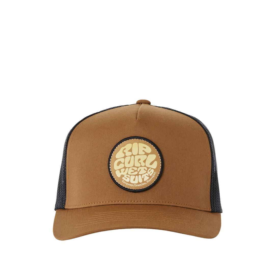 Rip Curl Wetsuits Icon Trucker en color mostaza, vista posterior que muestra el panel de malla negra transpirable de la gorra y el cierre trasero ajustable con snap y logotipo Rip Curl en la cinta.