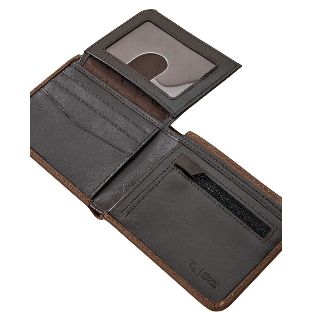 Vista en ángulo del interior de la cartera Rip Curl Wetsuit Logo RFID All Day marrón, con cierre de clip y detalles de piel.