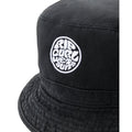 Detalle del logo bordado en el bucket hat Rip Curl Wettie Icon negro.