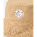 Detalle del logo bordado en el bucket hat Rip Curl Wettie Icon khaki.