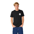 Vista frontal de la camiseta Rip Curl Wettie Icon negra para hombre con logotipo blanco en el pecho sobre modelo.