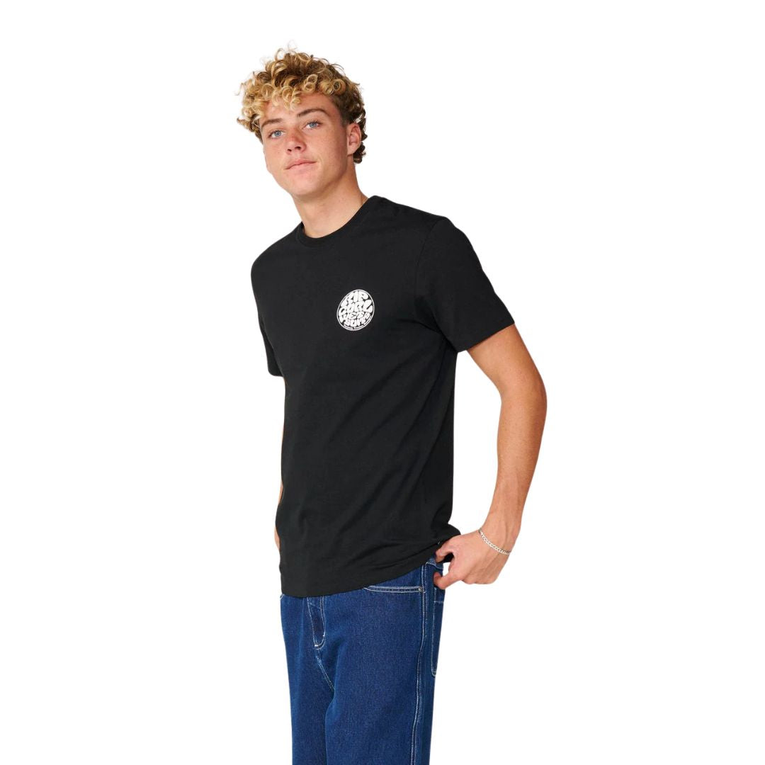 Camiseta Rip Curl Wettie Icon negra para hombre con logotipo circular blanco en el pecho, vista frontal en modelo.
