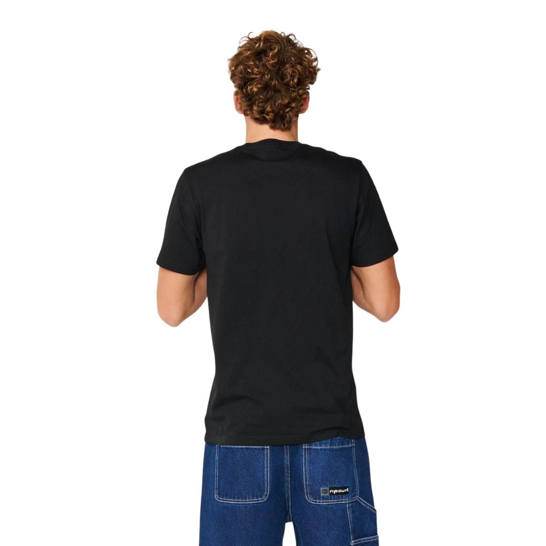 Parte trasera de la camiseta Rip Curl Wettie Icon negra para hombre, diseño liso de manga corta sobre modelo.