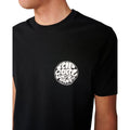 Detalle del logotipo circular blanco de la camiseta Rip Curl Wettie Icon negra para hombre sobre el pecho.