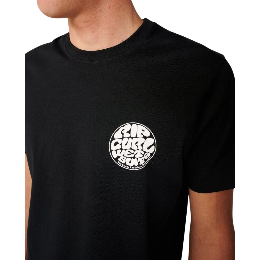 Detalle del logotipo circular blanco de la camiseta Rip Curl Wettie Icon negra para hombre sobre el pecho.