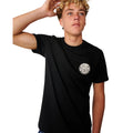 Primer plano de modelo vistiendo la camiseta Rip Curl Wettie Icon negra de manga corta con logotipo en el pecho.