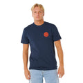 Rip Curl Wettie Icon S/S Tee camiseta azul marino oscuro modelo hombre vista frontal con gráfico circular Rip Curl.
