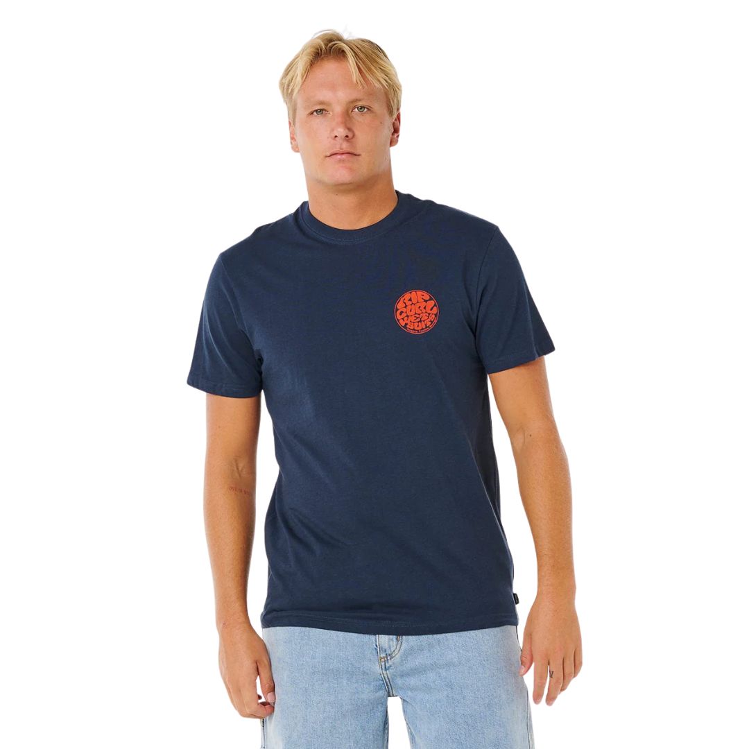 Rip Curl Wettie Icon S/S Tee camiseta azul marino oscuro modelo hombre vista frontal con gráfico circular Rip Curl.