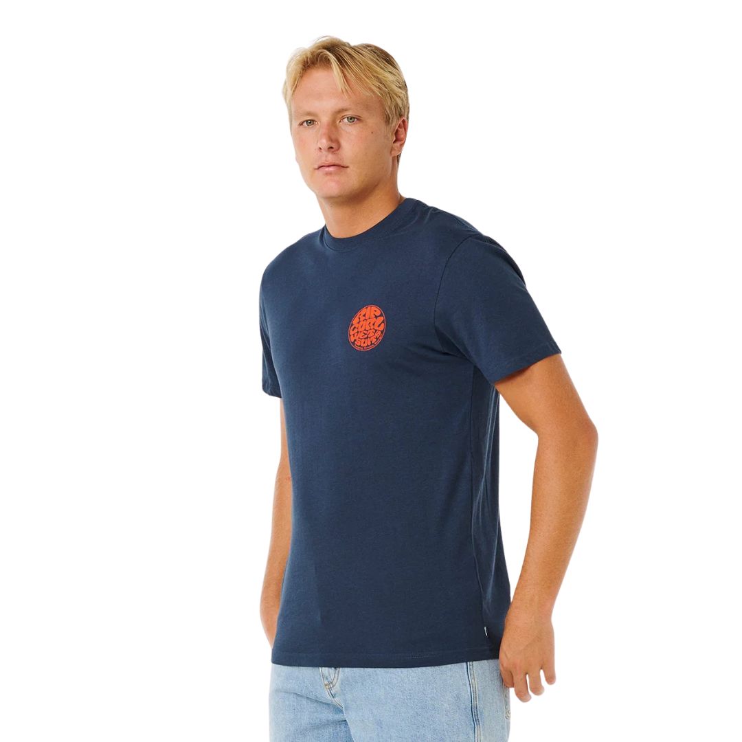 Rip Curl Wettie Icon S/S Tee camiseta surf azul marino oscuro vista lateral con logo Rip Curl Wetsuits.
