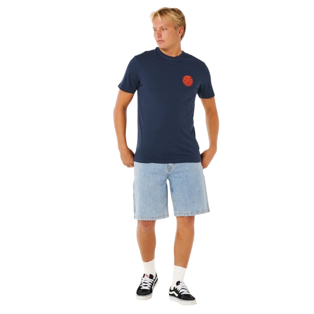 Rip Curl Wettie Icon S/S Tee camiseta azul marino oscuro con logo circular naranja en el pecho look completo con pantalón corto.