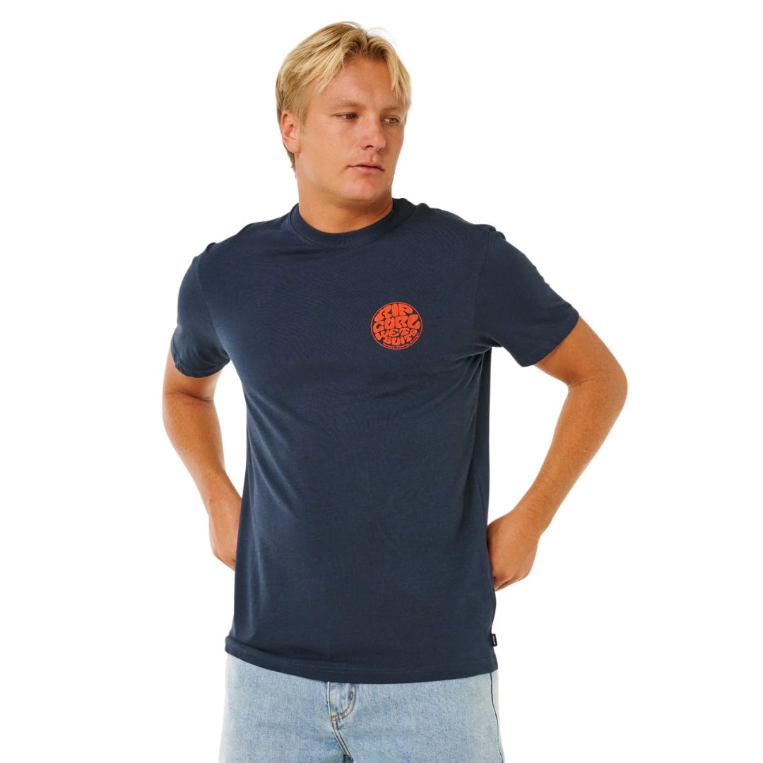 Rip Curl Wettie Icon S/S Tee camiseta surf azul marino oscuro con logo circular naranja Rip Curl Wetsuits en el pecho vista frontal.