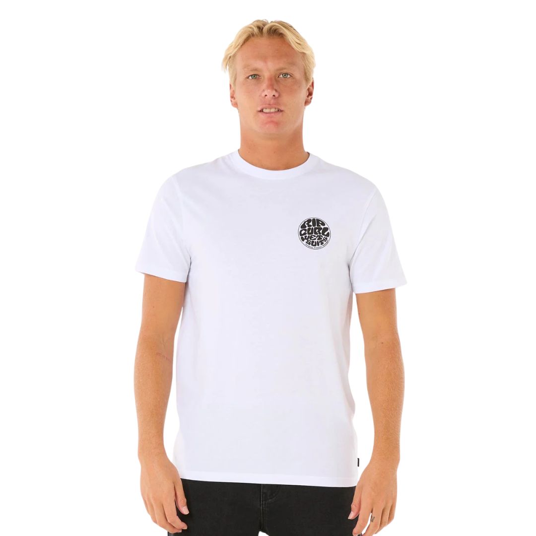 Rip Curl Wettie Icon S/S Tee camiseta blanca modelo hombre vista frontal con logo Rip Curl Wetsuits.