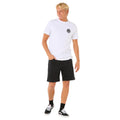Rip Curl Wettie Icon S/S Tee camiseta surf blanca look completo con pantalón negro estilo casual.