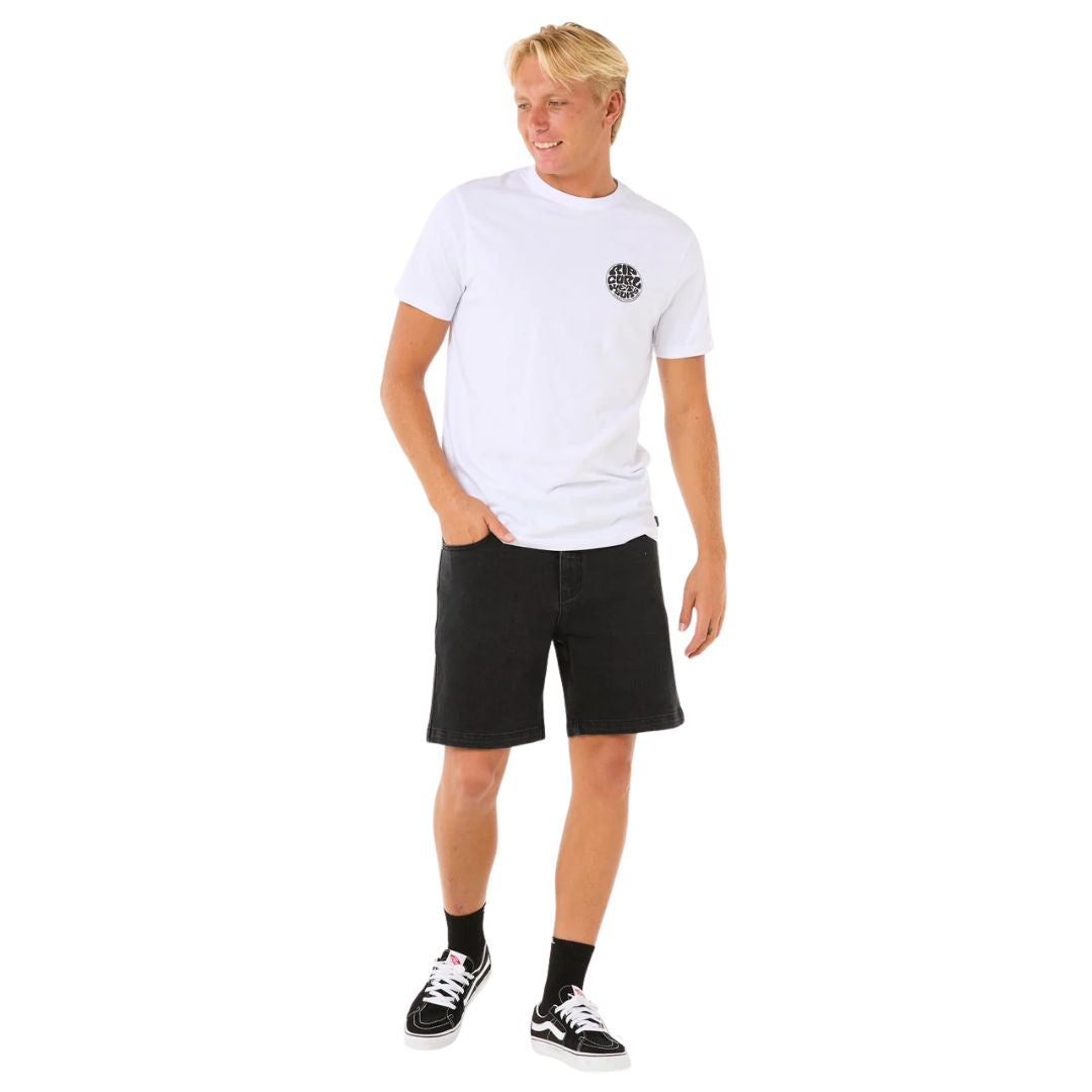 Rip Curl Wettie Icon S/S Tee camiseta surf blanca look completo con pantalón negro estilo casual.