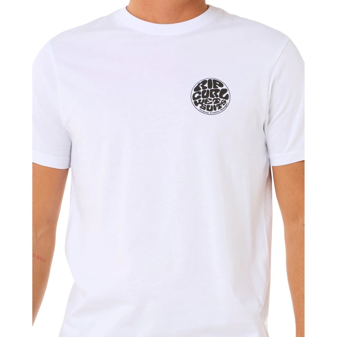 Rip Curl Wettie Icon S/S Tee camiseta blanca manga corta detalle logo Rip Curl Wetsuits en el pecho.
