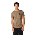 Vista frontal de la camiseta Rip Curl Wettie Icon Walnut para hombre con logotipo negro en el pecho sobre modelo.