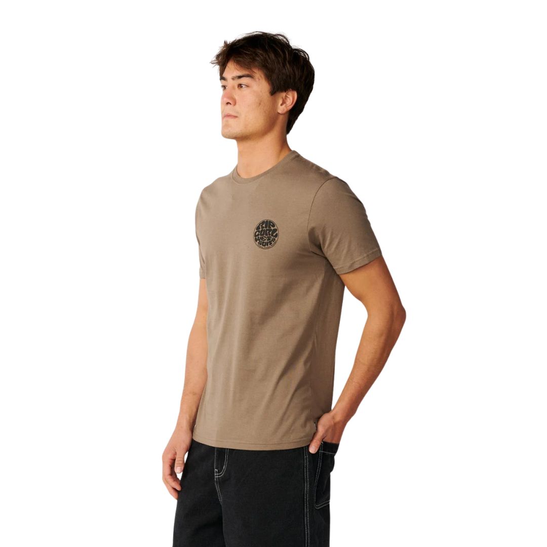 Camiseta Rip Curl Wettie Icon Walnut para hombre con logotipo circular negro en el pecho, vista lateral sobre modelo.
