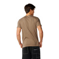 Parte trasera de la camiseta Rip Curl Wettie Icon Walnut para hombre, diseño liso de manga corta sobre modelo.