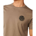 Detalle del logotipo circular negro de la camiseta Rip Curl Wettie Icon Walnut para hombre sobre el pecho.
