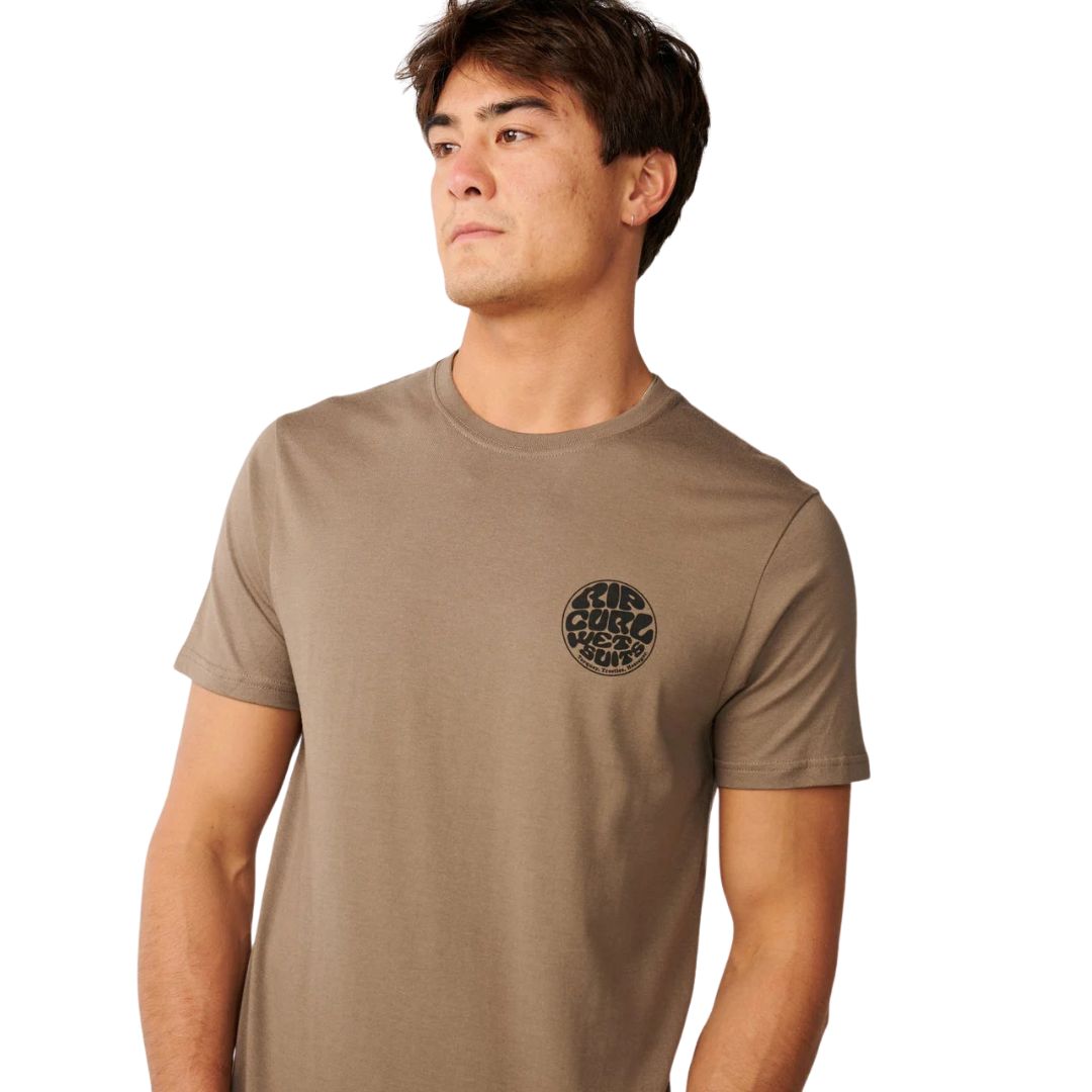 Primer plano de modelo vistiendo la camiseta Rip Curl Wettie Icon Walnut de manga corta con logotipo en el pecho.