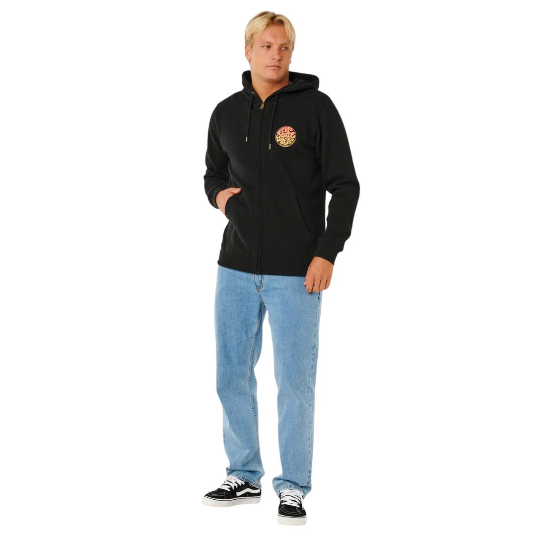 Rip Curl Wettie Passage Icon Zip Through sudadera surf negra con cremallera look completo con vaqueros.