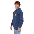Vista lateral de la sudadera Rip Curl Wettie Passage Icon Zip Thru azul marino claro, con capucha, bolsillos delanteros y cremallera central.