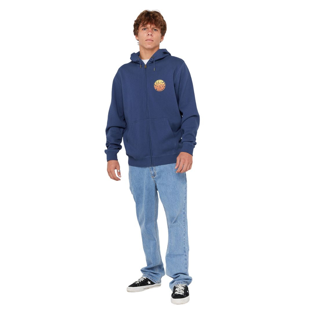 Vista frontal de la sudadera con capucha Rip Curl Wettie Passage Icon Zip Thru en color azul marino claro, con cierre completo y logotipo pequeño en el pecho.